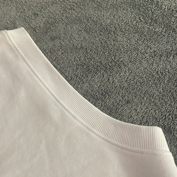 NWOT - H&M sleeveless cropped V-neck sweatshirt - Picture 4 of 7